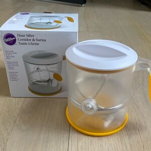 Wilton Flour Sifter